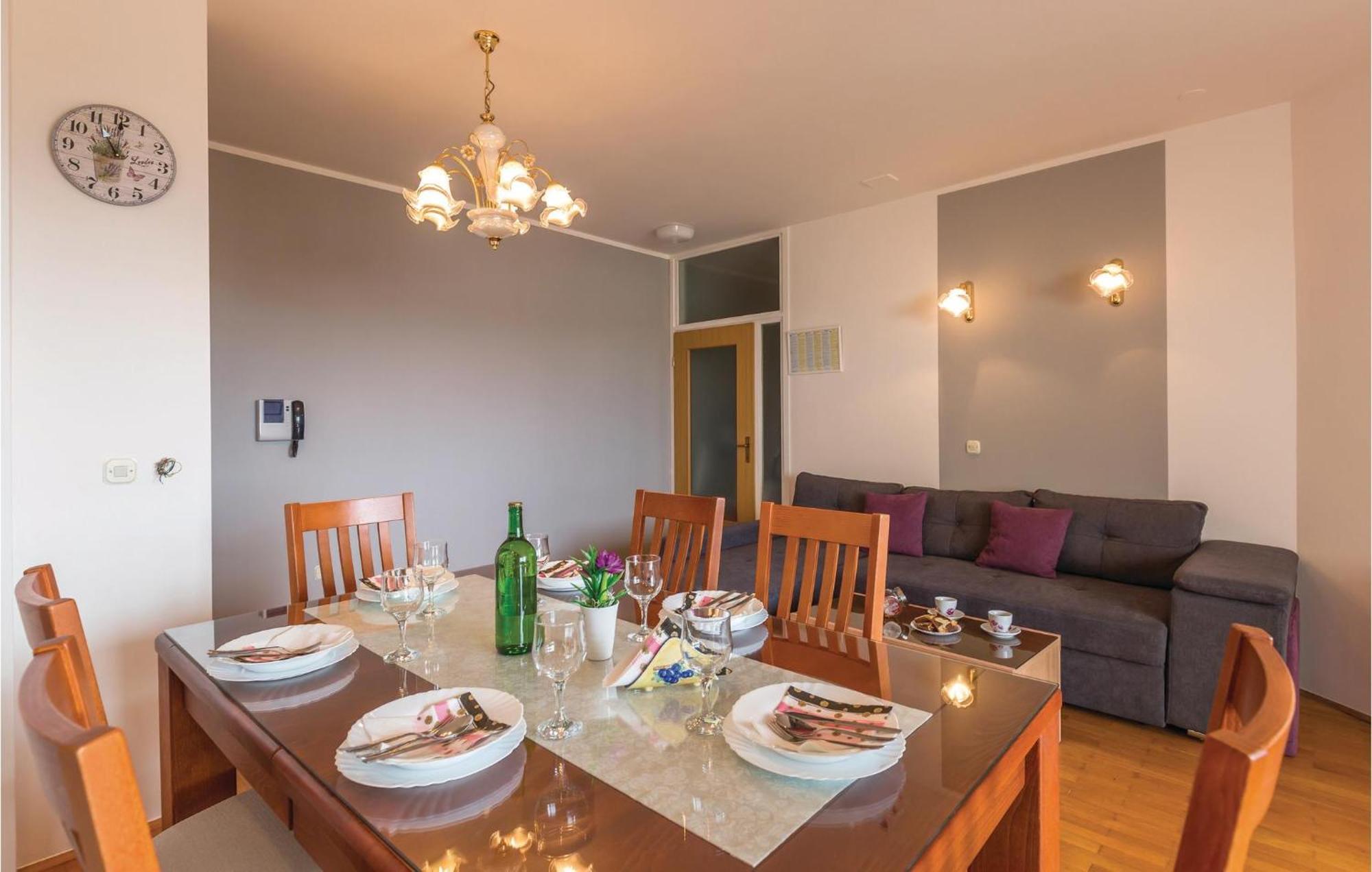 Stunning Apartment In Makarska With Kitchen Buitenkant foto